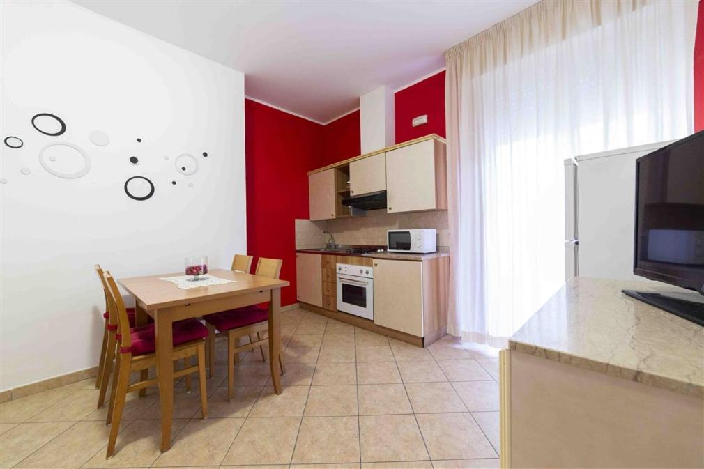 Residenza Melucci Aparthotel Римини Екстериор снимка