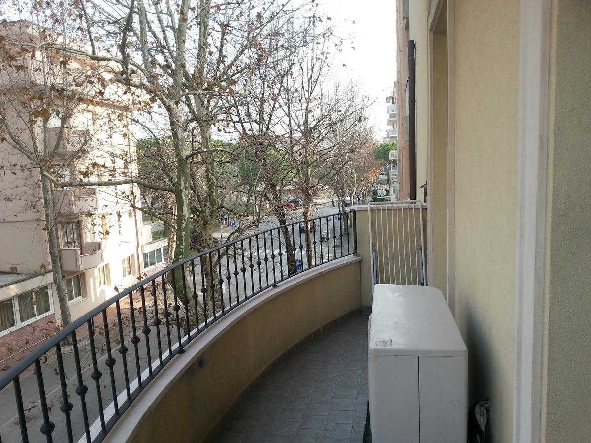 Residenza Melucci Aparthotel Римини Екстериор снимка