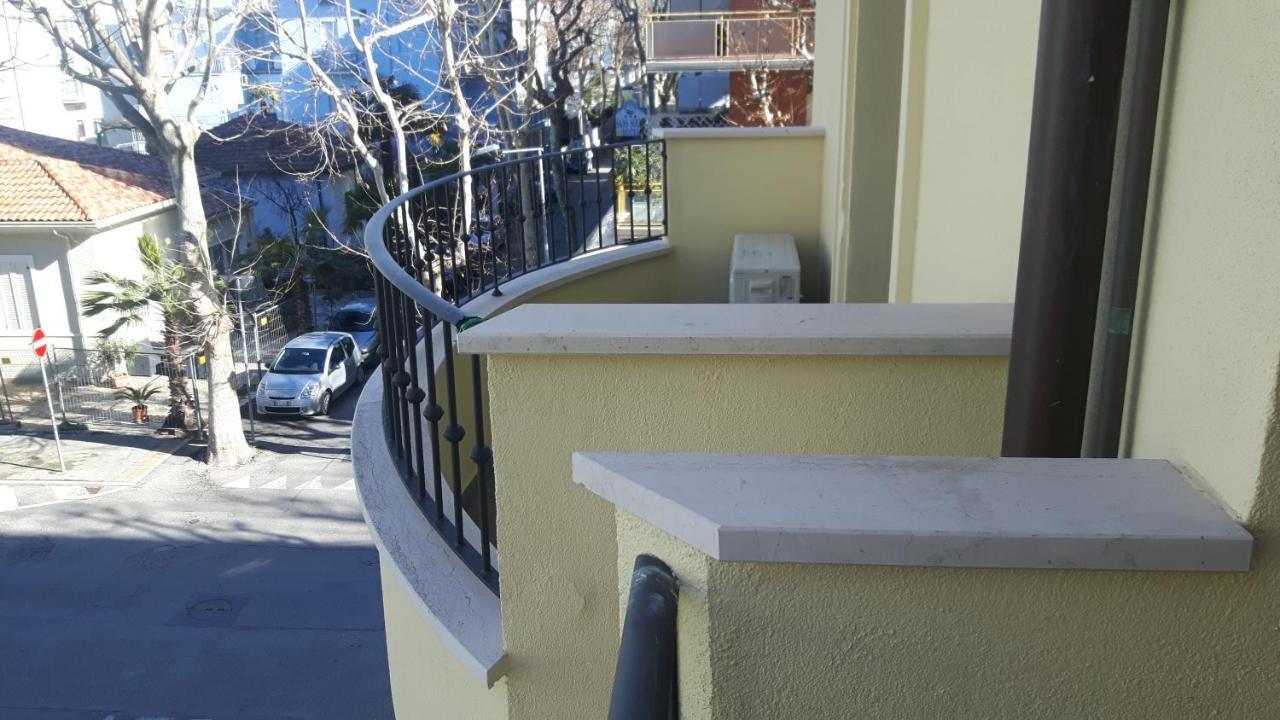 Residenza Melucci Aparthotel Римини Екстериор снимка